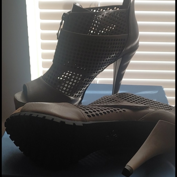 Heels - Picture 3 of 3